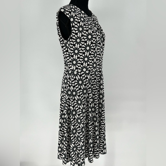 WISP GEOMETRIC KEYHOLE BODICE WHITE DRESS BLACK‎ DESIGN WITH BLUE ACCENT. - Picture 7 of 10